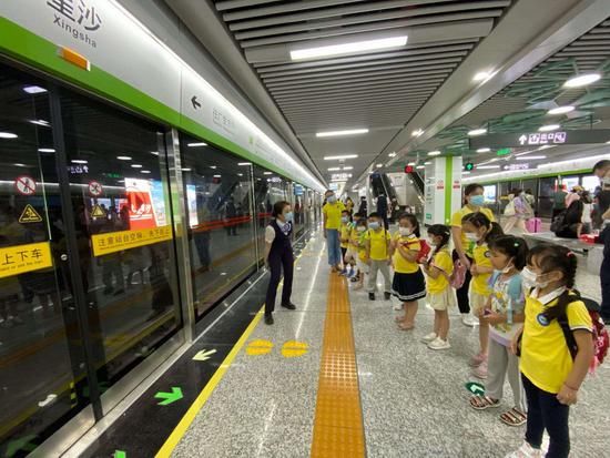  未成年人|地铁星时代“关爱未成年人，安全乘车手拉手”