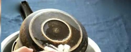 烟灰|锅用久了,底部“黑垢”厚又硬教你一个小妙招,干净还不费劲