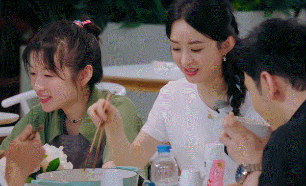 若隐若现|赵丽颖《中餐厅》吃饭习惯被嘲,强硬洗白惹怒网友,黑历史惨被扒