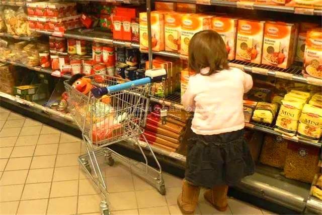 工作人员|熊孩子超市给薯片“放气”，宝妈护短被反怼，路人：就得这么治