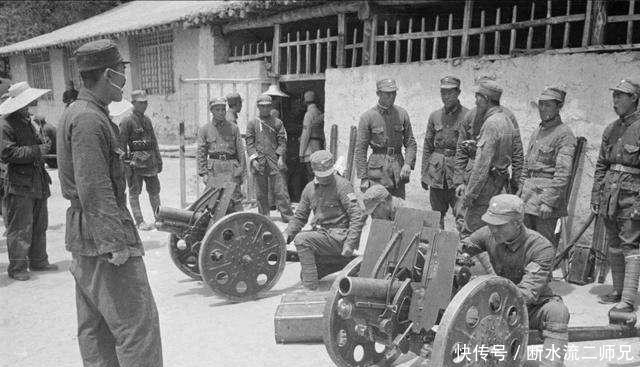 弹区|日机投弹,军民不躲,反而跑向落弹区,只为捡炮弹?