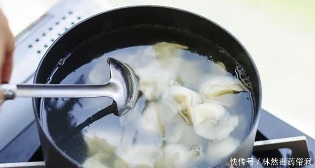  下锅|煮冻饺子时，最忌水开下锅，记住3点，鲜香不破皮和现包的一样