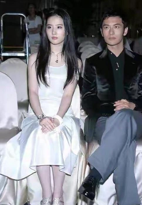  年前|14年前这部剧才是“卸妆水”！黄晓明还未结婚，刘亦菲素颜惊叹全网