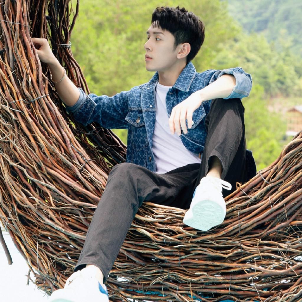  无奈|月入五百万！父亲却还在工地开三轮车？得知真相后，李佳琦：我也很无奈