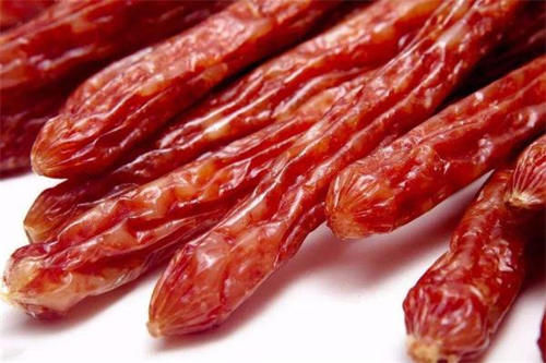 锡纸|腊肠能用烤箱烤着吃吗，烤盘里先垫上锡纸，腊肠烤起来会有油滴下