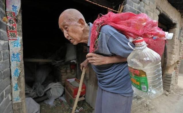  老人|捡破烂老人1.8万积蓄被偷，报案查明身份后，惊动军方领导