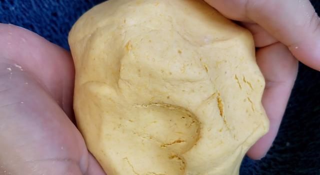  记住|家庭版南瓜芝麻饼：记住两个小技巧，香甜软糯又拉丝，比买的好吃