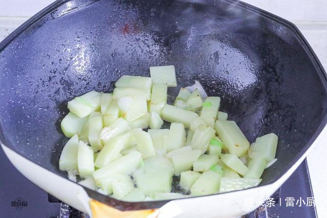 做法|土豆别再炒丝了，教你一种好吃的做法，开胃又解馋，一盘不够吃