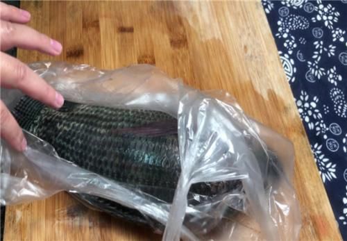 刮鱼鳞的时|才发现刮鱼鳞这么简单,只需一个塑料袋,快速又干净,一秒光溜溜