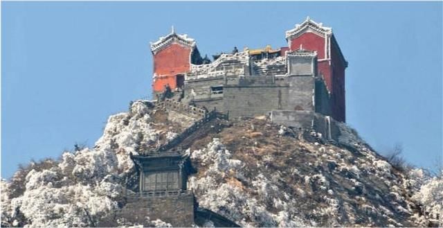  栈道|古时候山峰顶上的寺庙是怎么建的？几千米高，材料是怎么运上去的？