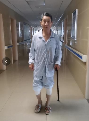 身患|身患双膝骨性关节炎10年的古稀老人最近又能愉快的行走了