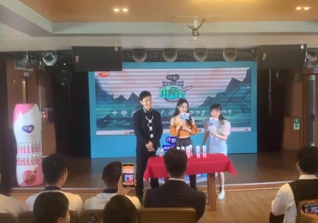  黄晓明|《中餐厅》赵丽颖切菜切到崩溃，黄晓明洗了1200个饭盒，果然很累