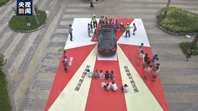看不到|一辆行驶的轿车有几个盲区你知道吗?看完就懂了