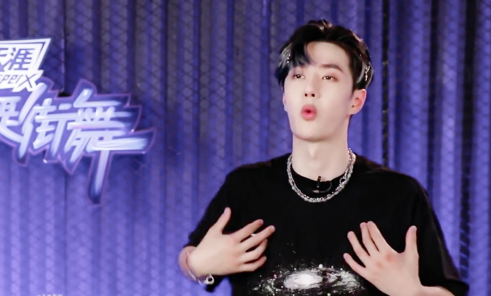 街舞|街舞王一博谈舞蹈声情并茂,被队友掏胳肢窝比耶,默契足变甜甜