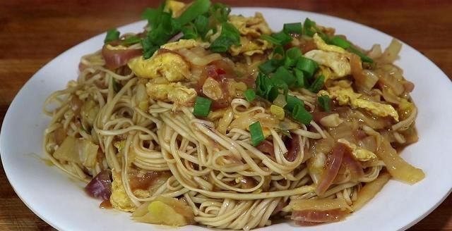 翻炒|面条别再煮着吃,教你新吃法,比吃肉还解馋,家人天天点名要吃