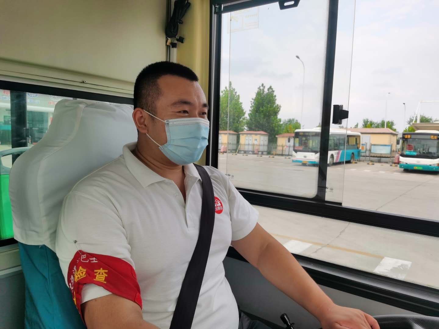 刘德胜|点赞!没有放置三脚架的故障私家车堵路,90后公交司机出手相助应急