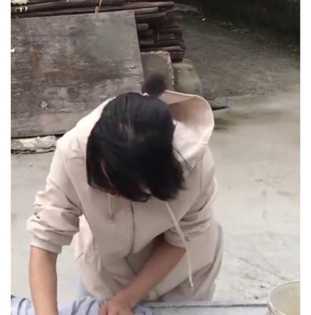 传递|老师为贫困女孩配近视眼镜，让爱传递，让感恩永存心间