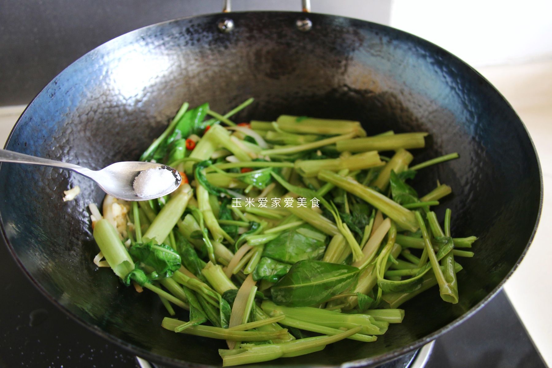  试试|入秋后，炒空心菜试试放点酸笋，味道更美，我家一周要吃三四次