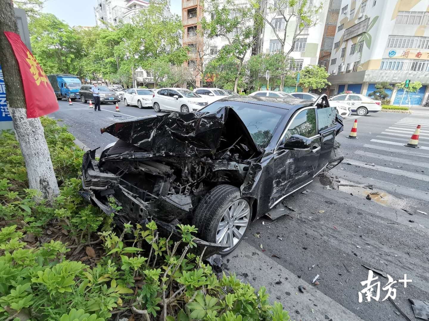  浮云|突发！云浮云城凤凰来仪处四车连环相撞