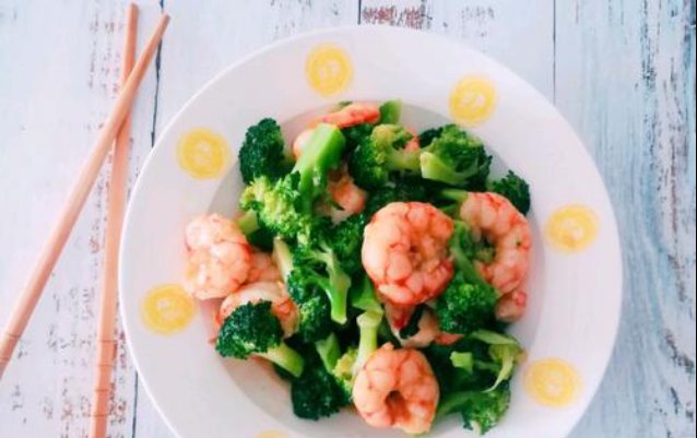 少许|精选美食：西兰花炒虾仁，芹菜炒鱿鱼，酥炸藕盒，蒸碗酥肉的做法