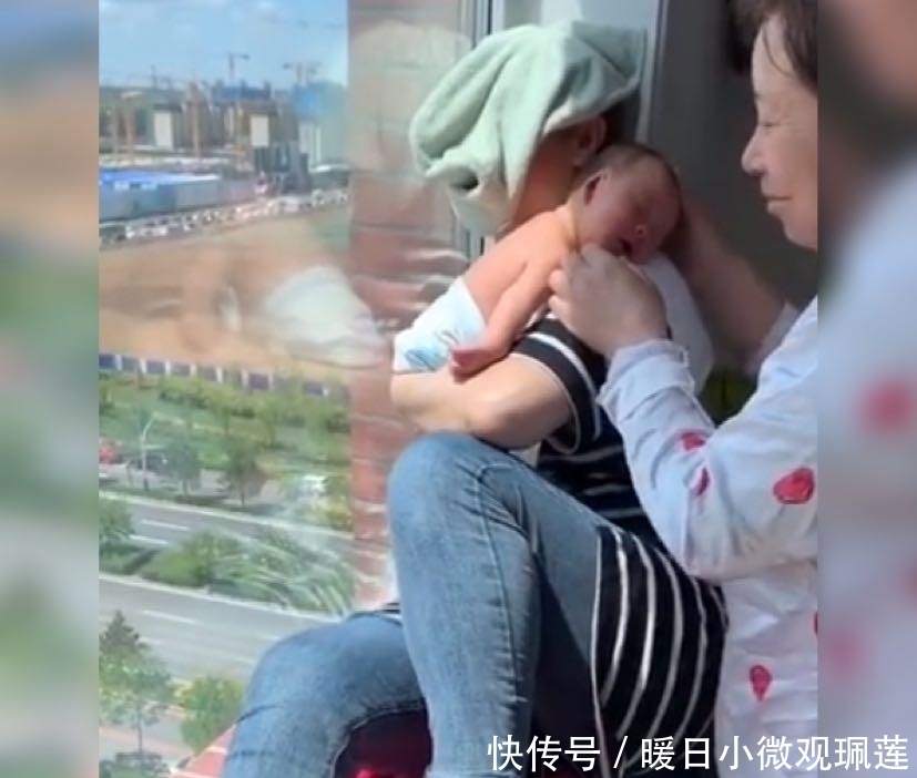 真的|奶奶跟姥姥为给娃去黄疸,晒太阳的姿势火了,网友:真的是太拼了