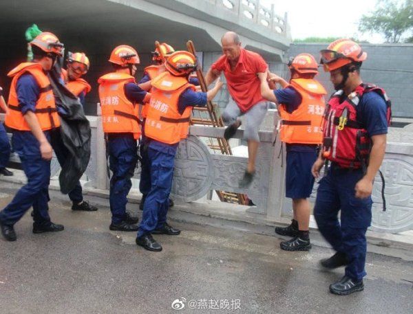  消防救援|货车涉水老大爷被困 消防架六米拉梯成功解救