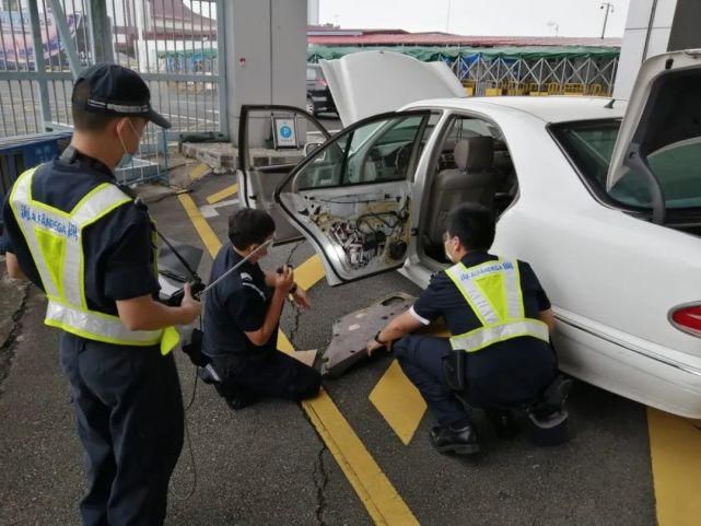 车辆|两地牌车内暗藏乾坤，关员用光纤内视镜?发现......