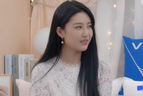  位男嘉宾|《心动的信号》女二女三目睹女一被三位嘉宾表白，女一表情暴露真实人品