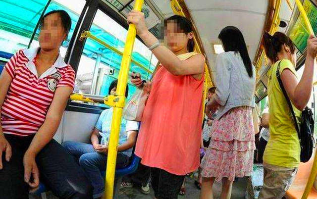 羞辱|“车都买不起，还有脸生孩子？”孕妇挤地铁被羞辱，引乘客怒怼
