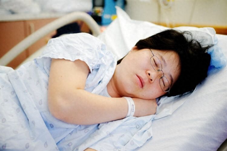 别小看“睡觉流口水”，若经常发生，可能是身体在暗示这4种问题
