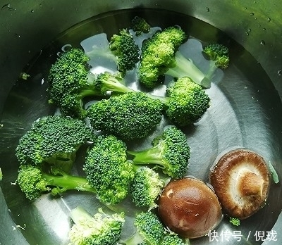 升级|#一道菜表白豆果美食# 水煮西兰花再升级，低脂少油更鲜美