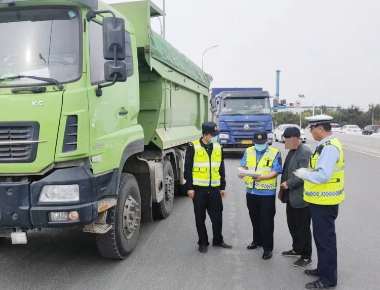 超载|多部门联合便携式称重仪执法 开展超限超载整治工作