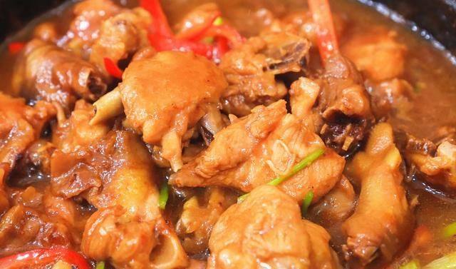  饭店|炖鸡时，有人焯水、有人直接炖？教你饭店的1招，鸡肉更香更有味