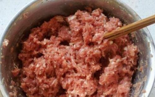  香酥可口|炸丸子时，别再用淀粉了，换成“它”，香酥可口，一点儿也不油腻