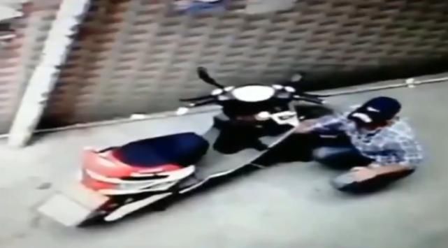 车上|男子半夜偷车，车上一盆洗脚水泼脸上，被发现后遭报复