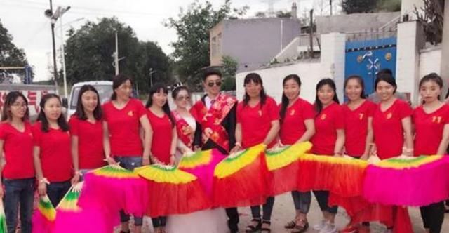 亲姐|还记得11个亲姐凑32万为弟弟娶亲买房的事？还有后续，心酸又现实