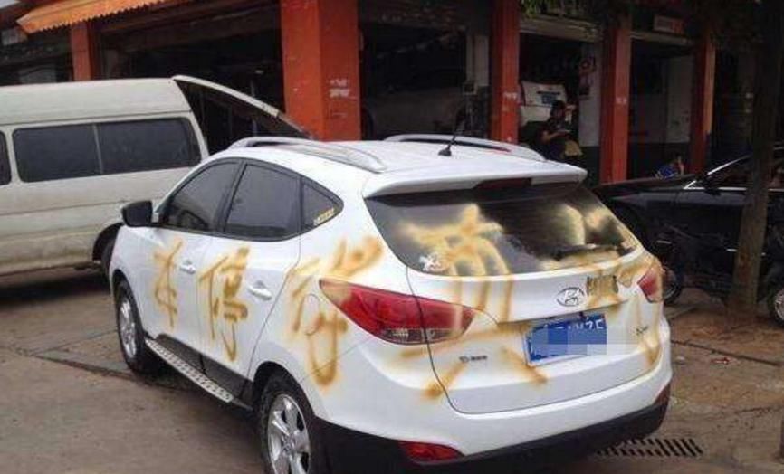  打电话|宝马乱停打电话还不挪车，包工头怒了，既然想停让你停个够