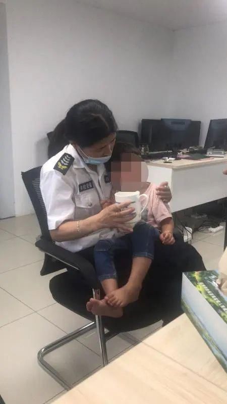  女娃|3 岁女娃被锁车内，哭到满身大汗！妈妈居然还在逛公园！