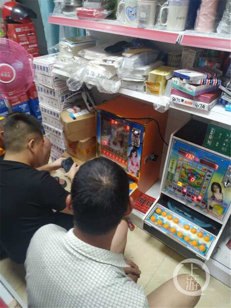  投入|两男子赌博机玩得太投入 转过头来吓一跳……