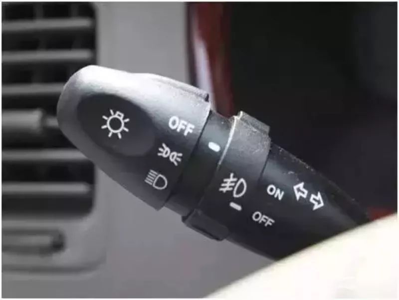  开车|压实线强行变道被举报，扣3分罚款200元，以后开车别再这么“随意”了！