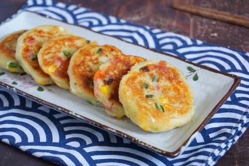 们需|松软弹牙土豆饼,夏季消暑必备,皮薄馅足孩子一口气能吃3个!