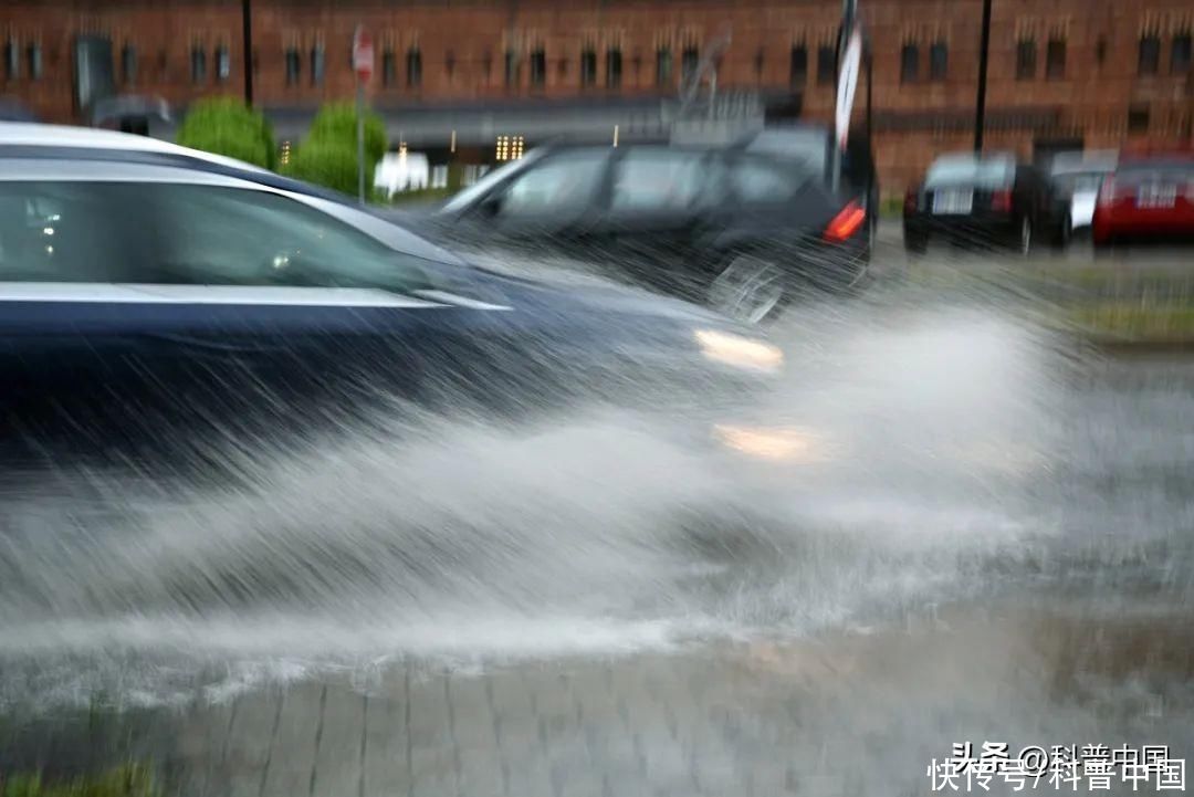 新能源汽车遇到积水怎么办(新能源汽车遇到暴雨和积水怎么办？为了家人安全一定要看看！)