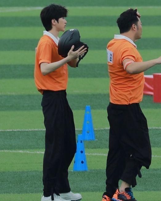  两人|当175的王嘉尔撞上184的蔡徐坤，相差9cm的两人，腿长让人意外