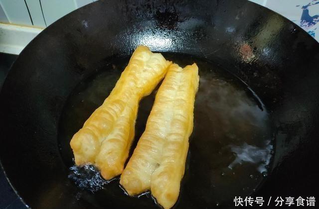  美食|我国传统的美食小吃，炸油条想要蓬松酥脆，最忌加酵母粉