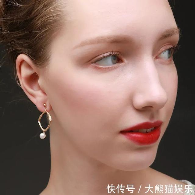 珍珠饰品|年轻人越来越爱珍珠配饰，看看都有哪些明星带火的款