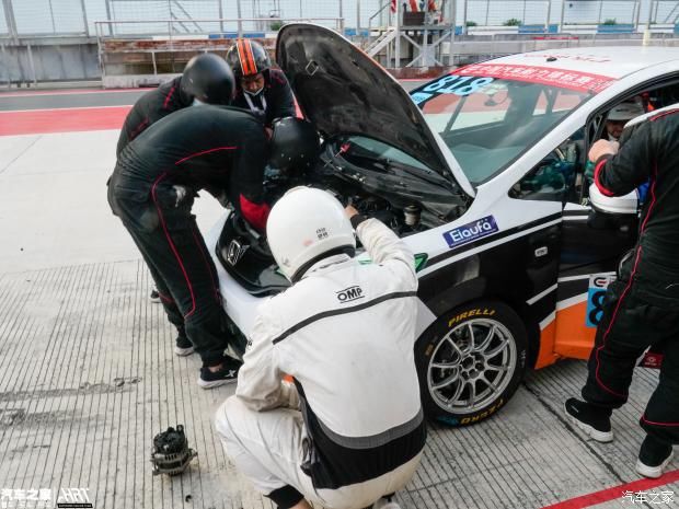 转向|601号赛车被撞，轮圈缺一块还能完赛。818号赛车突然无法转向