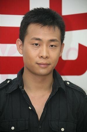 皮包骨|妻子是央视女主播,曾让全剧组女人下跪,42岁张译近况瘦成皮包骨