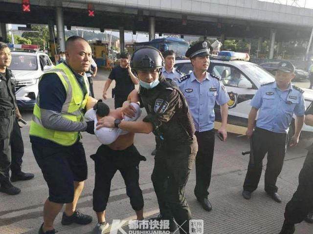  名嫌疑人|突发！两名持刀抢劫逃犯逃到浙江！抓