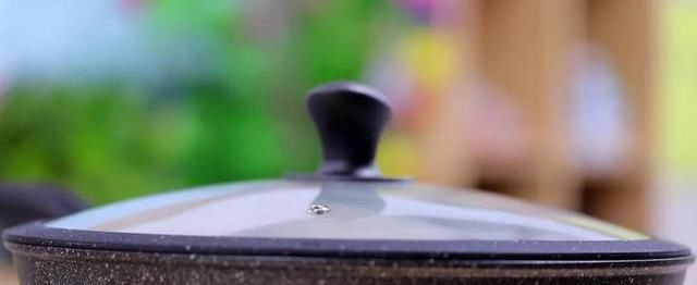  宝宝|排骨焯水用凉水还是热水，难怪你做的排骨又腥又柴，还不好吃