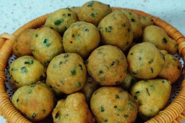 快速|快速早餐,1碗面粉,3个鸡蛋,手不沾面,比油条简单,比包子还香